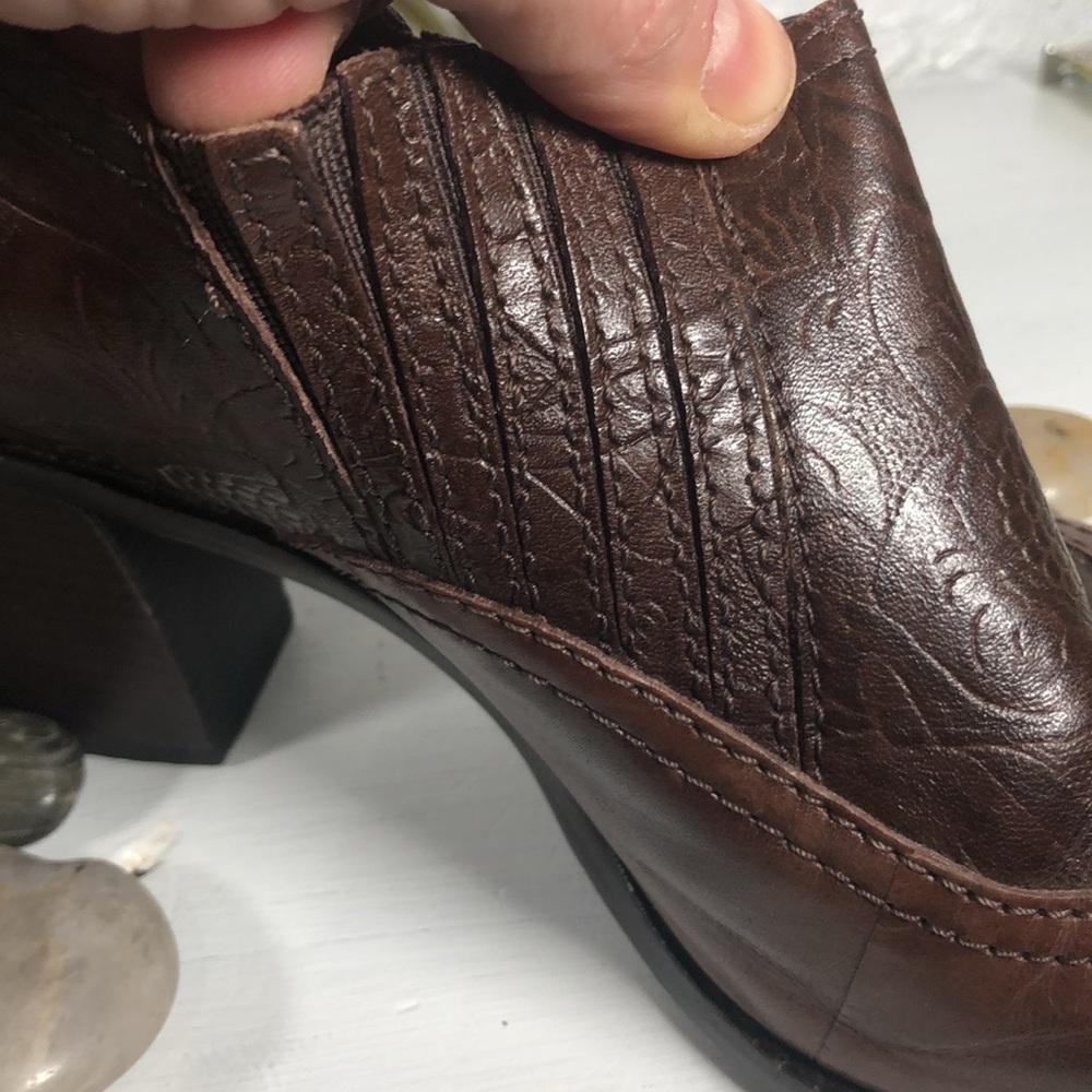 Antonio Mernio Ankle Heeled Bootie Embossed Tooled Leather Bendable Size 9 Boot - Picture 13 of 16